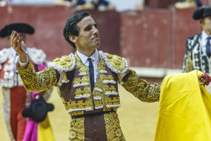 Saluda a los tendidos.