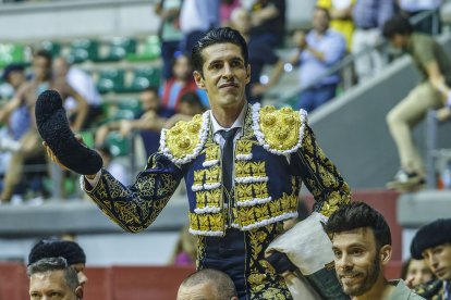 Salió a hombros de la plaza.