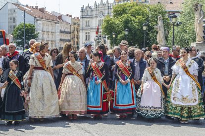 Las falleras de Valencia y las reinas de Burgos en el homenaje al Cid