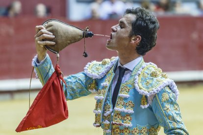 El torero se refresca con una bota.
