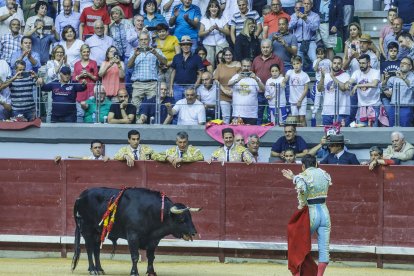 El torero hace el gesto de entrar a matar con la mano desnuda tras el indulto al toro