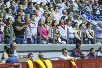 La alcaldesa y varios concejales, incluído el vicealcalde, en la barrera del Ayuntamiento.