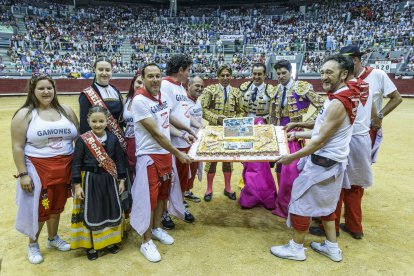 Los Gamones prepararon una tarta para el Cordobés, el favorito de las peñas.