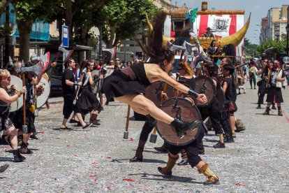 Un momento de la coreografía de la performance de los Blusas del Metal.