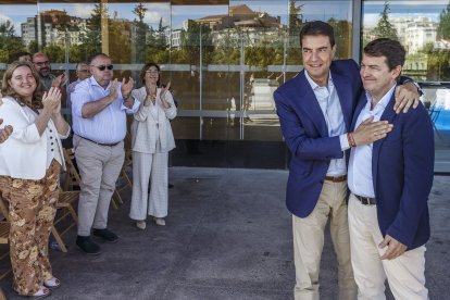 Ángel Ibáñez y Alfonso Fernández Mañueco rodeados de otros cargos burgaleses del Partido Popular en la terraza del Fórum Evolución.