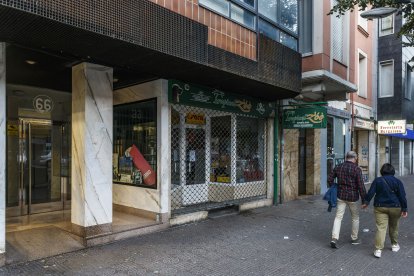 La joven, rumana de 20 años, y el hombre, español de 42, residían en este portal de la avenida del Cid.