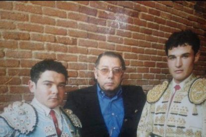 Jarocho padre con Eduardo Martín ‘Jarochito’ y Roberto Martín ‘Jarocho’ el día de su alternativa en Burgos en la feria de San Pedro de 2005.