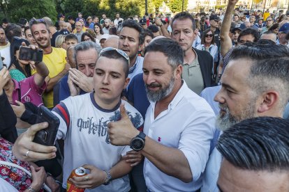Abascal se hace una foto antes del mitin.