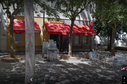 Exterior del bar Comuneros, el garito punk más elegante de Burgos y alrededores.