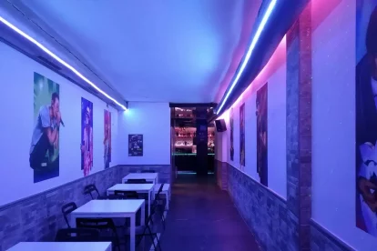 Interior de El Metro, donde se puede escuchar música cañera de todos los estilos.