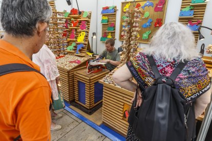 La Feria Nacional de Oficios Artesanos de Burgos se celebra hasta el 16 de julio en el Paseo del Espolón con talleres demostrativos e infantiles.