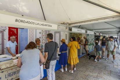 Los artesanos participantes reconocen el interés del público burgalés por el producto hecho a mano.
