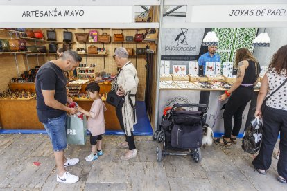 Los artesanos participantes reconocen el interés del público burgalés por el producto hecho a mano.