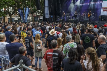 El parque de San Agustín, lleno a media tarde en el Zurbarán Rock 2023.