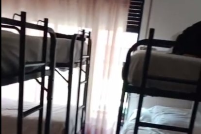Habitación del hostal en el que se aloja la familia.