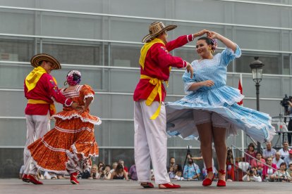 Intervención en la inauguración del grupo colombiano Otrora Integración Folclórica.