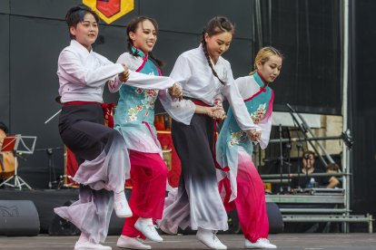 Actuación del Nuevo Grupo de Arte Ciudad de Taipei de Taiwán durante la gala de inauguración