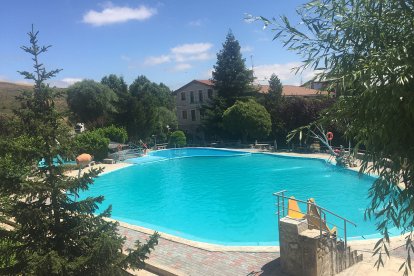 Piscinas del camping Picón del Conde, en Monasterio de Rodilla.
