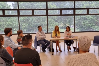 Candidatos del PSOE en un encuentro con alcaldes y concejales de las comarcas de Las Merindades, La Bureba y Miranda de Ebro.
