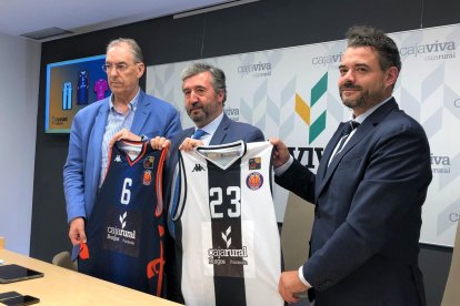 Presentación del anagrama de Caja Rural en la equipación del CB Tizona