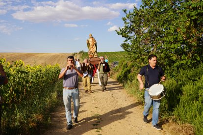 Procesión de San Nicolas en Puente Fitero que celebra el 30 aniversario de la apertura de la ermita albergue de peregrinos