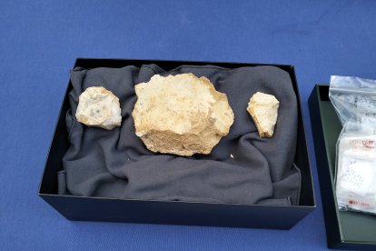 En el centro el núcleo desde el que los neandertales extraen las herramientas para su uso.