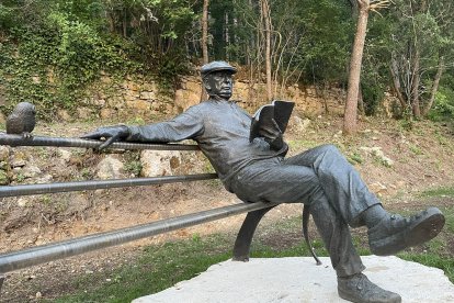 Escultura de Miguel Delibes en Sedano.