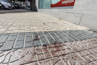 Acera con sangre a primera hora de la mañana.