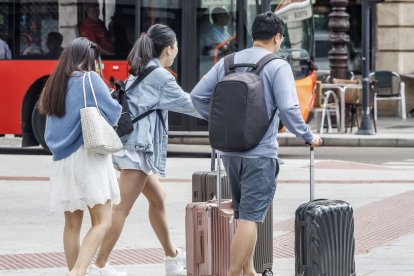 Tres turistas extranjeros en el centro de Burgos.