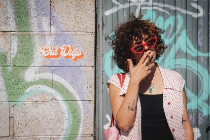 Frame del videoclip 'Ella sale a la calle' de Old Viejo