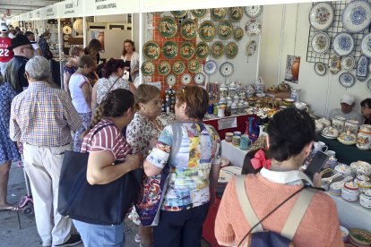 Visitantes en la feria de cerámica.