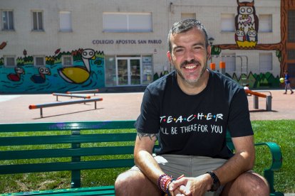 Fernando frente al colegio Apóstol San Pablo.