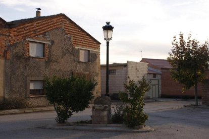 Una de las calles del pueblo, en el que están censadas algo menos de 80 personas.