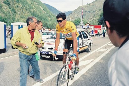 Miguel Indurain durante una de las etapas que el equipo de Atapuerca seguía con pasión al salir de la excavación.