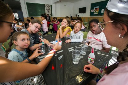 Los niños disfrutan con las actividades propuestas relacionadas con la magia y Harry Potter.