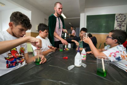 Los niños disfrutan con las actividades propuestas relacionadas con la magia y Harry Potter.