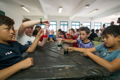 Los niños disfrutan con las actividades propuestas relacionadas con la magia y Harry Potter.