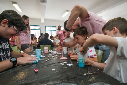 Los niños disfrutan con las actividades propuestas relacionadas con la magia y Harry Potter.