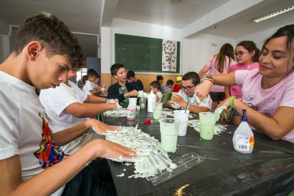 Los niños disfrutan con las actividades propuestas relacionadas con la magia y Harry Potter.