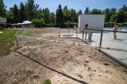Estado de parte del césped de las piscinas de El Plantío.