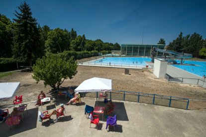 Zona de césped restringida al uso en la piscina de El Plantío.