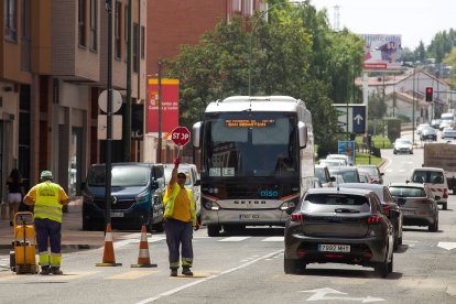 Los operarios retirando el paso provisional, utilizado durante las obras del elevado.
