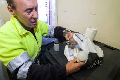 El operario del punto limpio móvil muestra bombillas recogidas en una de las paradas.