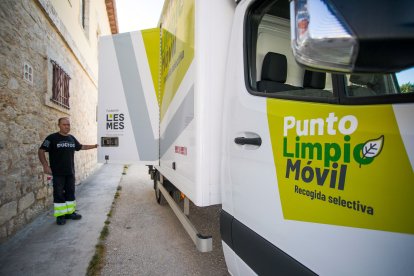 El camión del punto limpio, dedicado a la recogida selectiva de residuos, en la parada de Villatoro