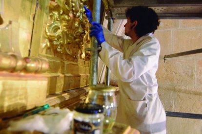 Trabajo de restauración del retablo.