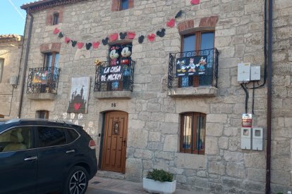 Los cuentos reviven en las fachadas de las casas de la localidad de Olmillos de Sasamón.