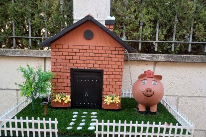 Los cuentos reviven en las fachadas de las casas de la localidad de Olmillos de Sasamón.