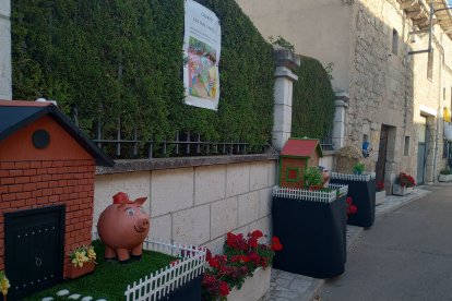 Los cuentos reviven en las fachadas de las casas de la localidad de Olmillos de Sasamón.