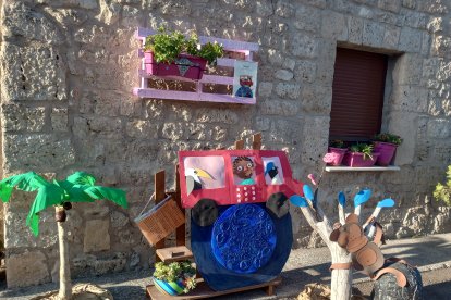 Los cuentos reviven en las fachadas de las casas de la localidad de Olmillos de Sasamón.