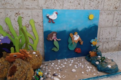 Los cuentos reviven en las fachadas de las casas de la localidad de Olmillos de Sasamón.